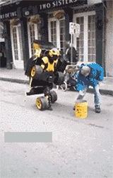 |搞笑GIF:第一次见女网友,之前她一直说是个胖子,今天一看,果然是