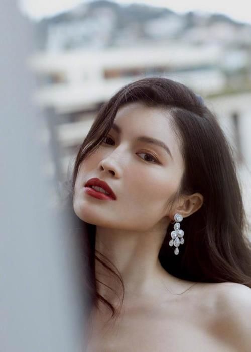 明星亲自示范：怎么戴耳环才能显脸小有气质？