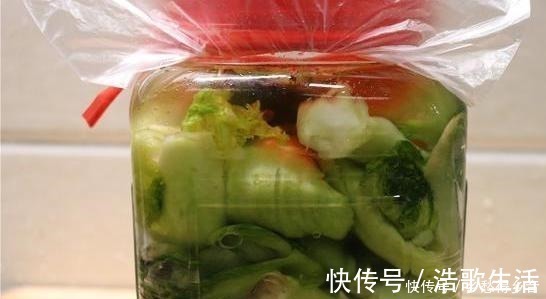 秘方|妈妈30年腌酸菜的秘方，5天就能吃，又香又脆口，放一年都不坏！