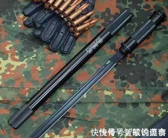 虺文忠$《狄仁杰》里的虺文忠的组装兵器竹筒刀, 其原型是现代武器