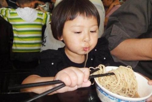 这碗“毒面条”毁掉了多少孩子，家长再爱孩子也请停止，别大意