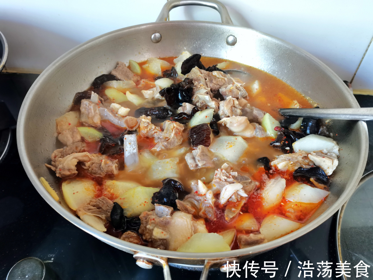 吃肉|大锅炖肉大盆上肉，手抓着排骨大口吃肉，这吃法解馋