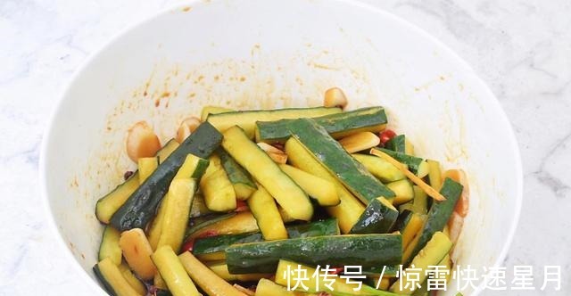 家常秘制腌黄瓜，做法简单，鲜香美味嘎嘣脆！
