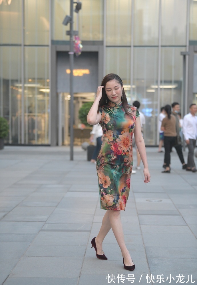 旗袍|32岁“辣妈”的旗袍,肉肉丝毫不藏,照样美丽动人!