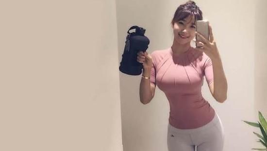 万种风情|亭亭玉立的打底裤小美女,尽显女性万种风情,魅力十足