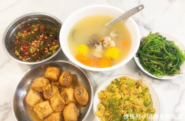 产后第40天,婆婆这样做月子餐,把儿媳妇养得白白胖胖