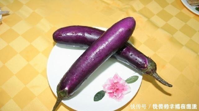 茄子|炒茄子，先放油可就错了，大厨想要茄子不腻不发黑，这样做