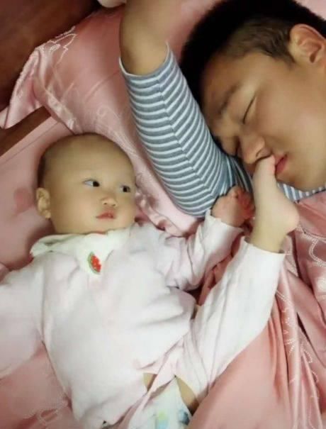 睡着|小姑凉为了叫醒熟睡的爸爸,连淑女形象都不顾,网友就服你