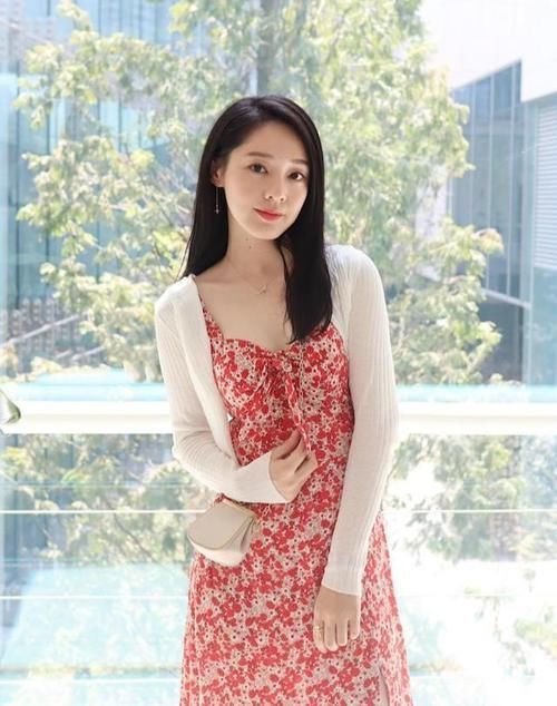 搭配|穿针织衫搭配碎花裙,甜美不失女人味,温柔淑女让人一眼心动