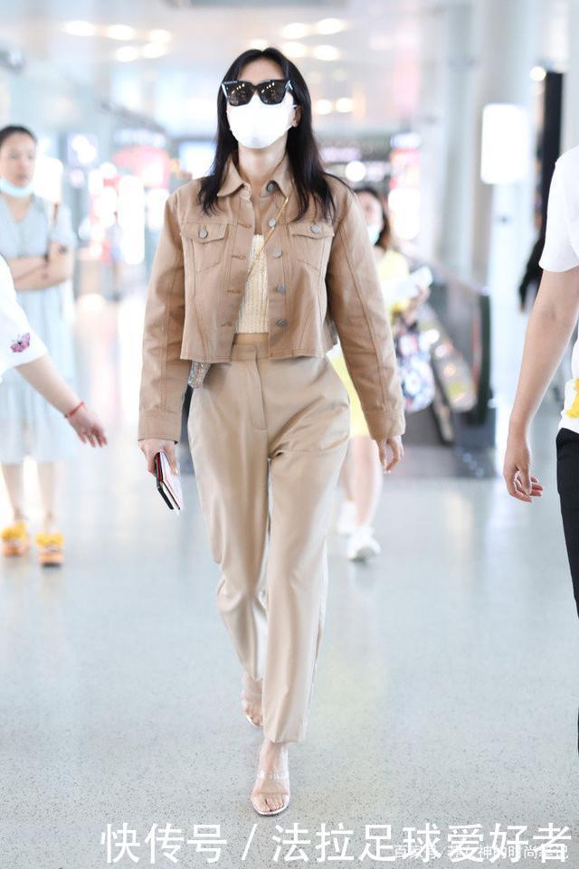 阔腿裤已经下岗了,今年流行这6条“吃肉裤”,显瘦时髦谁穿谁美