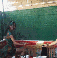 |搞笑GIF段子:媳妇你好重啊,咱们的表演搞砸了