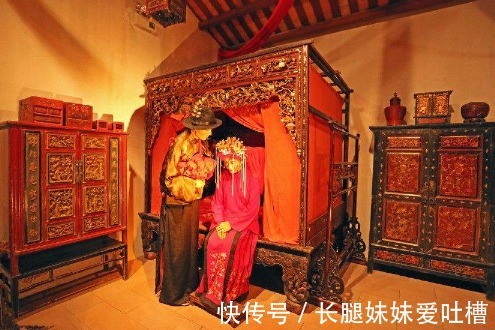 丫头&古时洞房花烛夜,丫头为何要穿“开裆裤”伺候在侧,原因很可悲