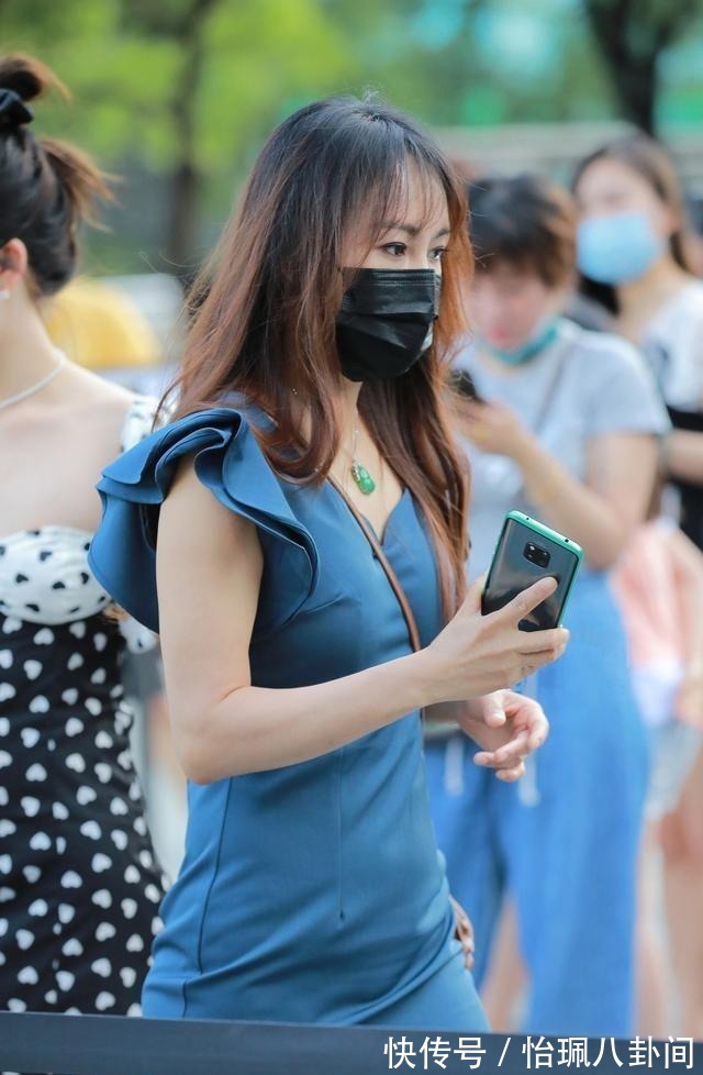 穿搭|小姐姐一头微卷长发,把墨镜戴在头上,打造一种休闲气息