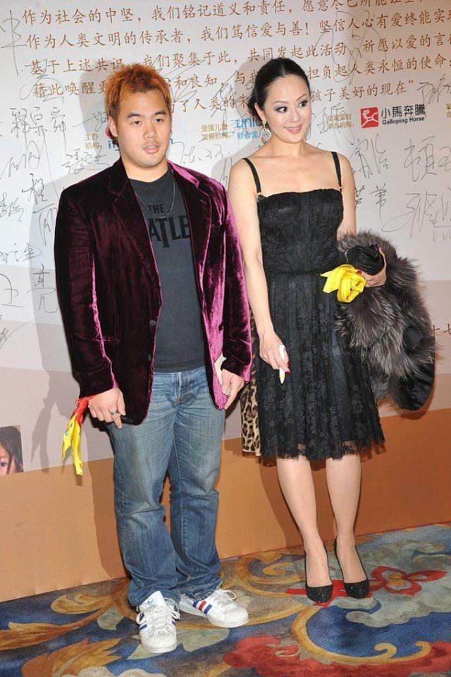 连衣裙|章小蕙奔六的年纪风韵犹存,一袭浅蓝色印花裙优雅温柔,高贵精致