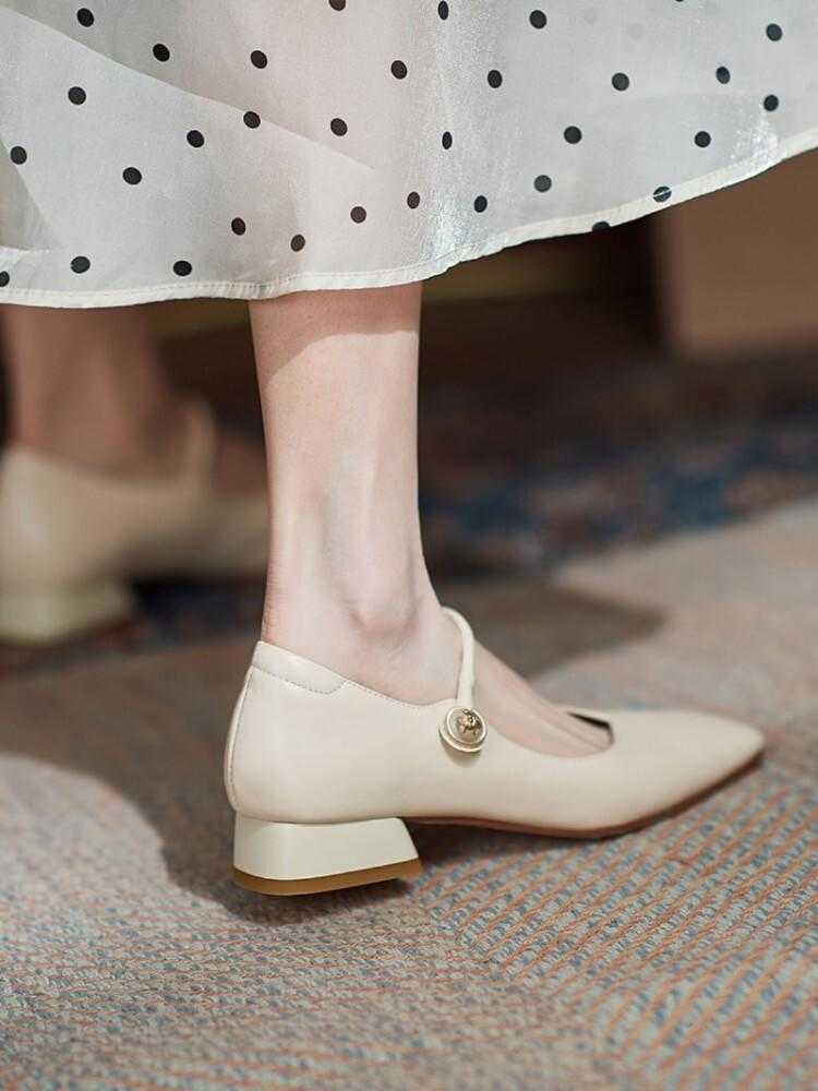 马丁靴 女生秋冬穿风衣时,不管高矮,搭配这些鞋子,照样很高级