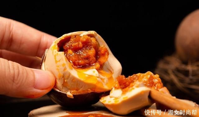 央视又“曝光”的海鸭蛋,为什么一戳就流“油”,你知道吗