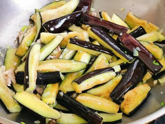 水淀粉|茄子这样做香浓入味，汤汁用来拌饭真解馋