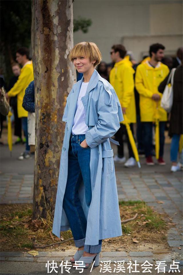 今年流行的“雾霾蓝”风衣,配上这5种“内搭”,洋气显瘦又高级
