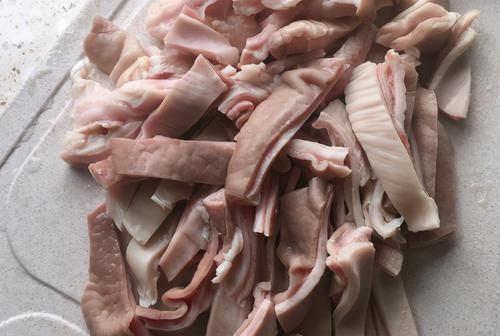 煮猪肚汤,别只会焯水,用上这1招,猪肚汤又香又白,还无异味