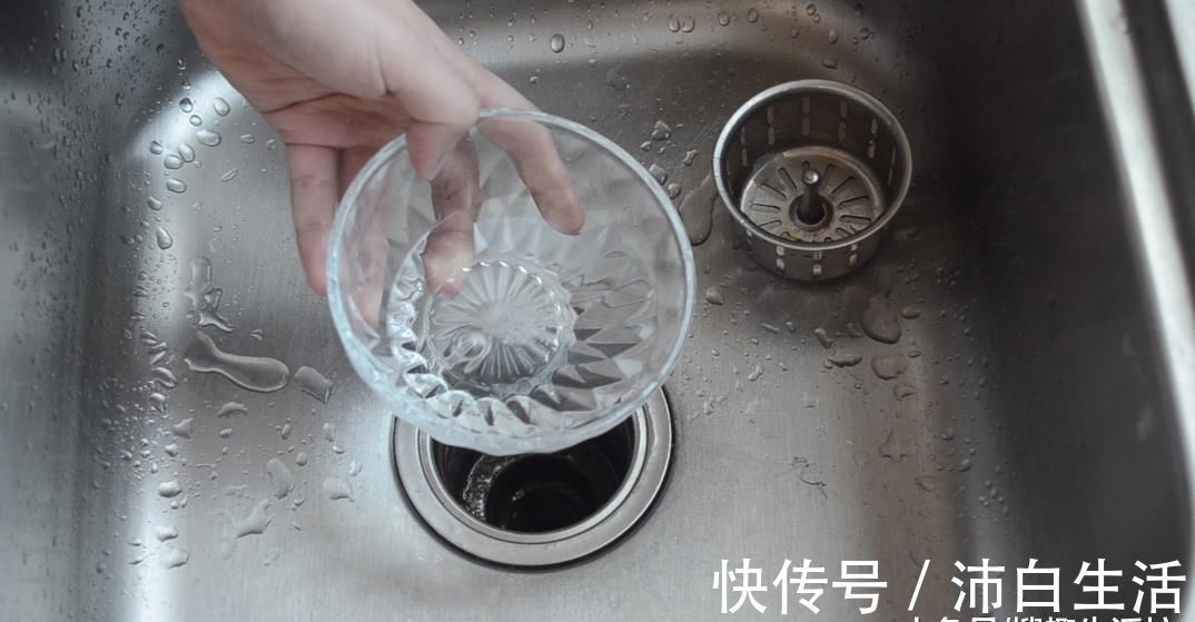 洗碗槽的排水口又脏又臭难清洗 用这个方法能帮你解决, 省钱又实用