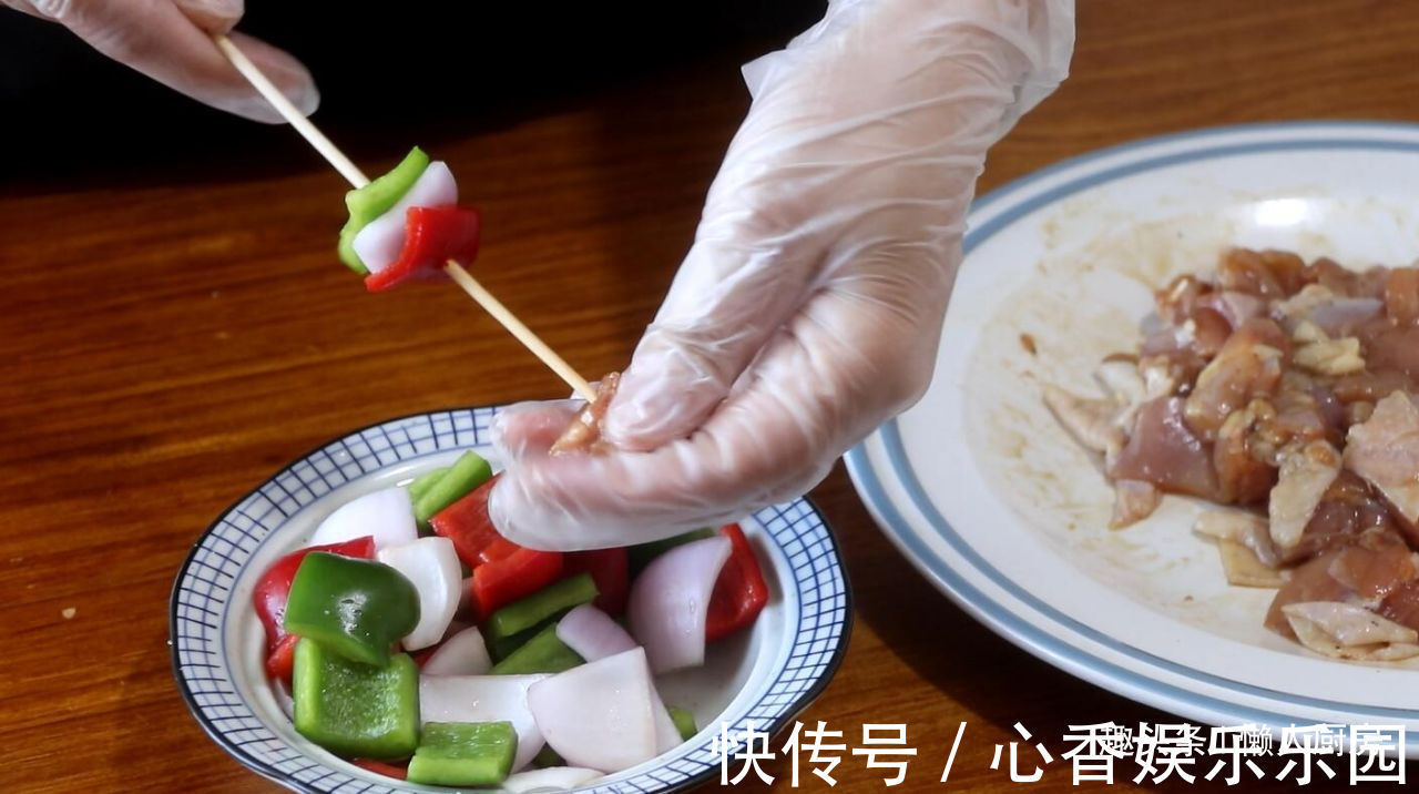 不用油炸，不用油，教你在家这样烤鸡肉串，不会受到油烟熏扰