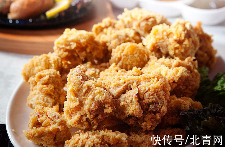 胆囊结石|两块炸鸡下肚，26岁小伙进到“鬼门关”走了一遭！最近贴秋膘悠着点