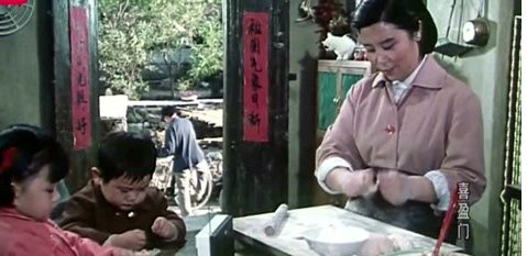 《喜盈门》业余作者导演首秀，城里人扮演强英，拍摄中给猪打麻药