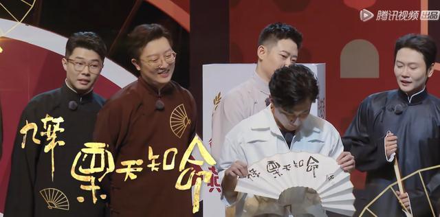 德云斗笑社10:郭德綱給徒弟們畫扇面,題字意境深遠(yuǎn)