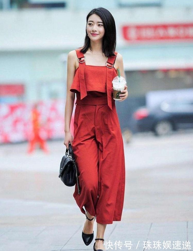 美女|美女街拍：吊带小背心搭牛仔裤，时髦又个性，超有吸引力