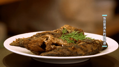 焖酥鱼这样做，一上桌就被抢光！鱼骨、鱼刺都能嚼着吃，太香了！