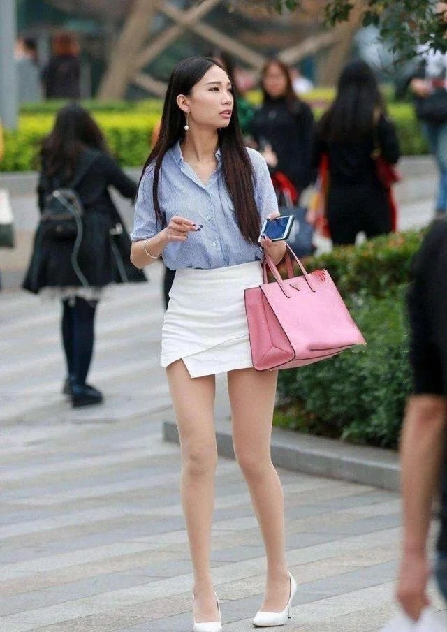 街拍：小姐姐短裙配丝袜，外搭一双高跟鞋，完美变身时尚女神