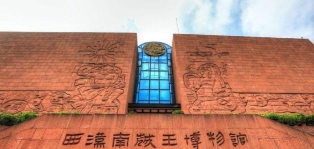  只能|他是我国史上最长寿的帝王，儿子比他先死，只能将皇位传给孙儿