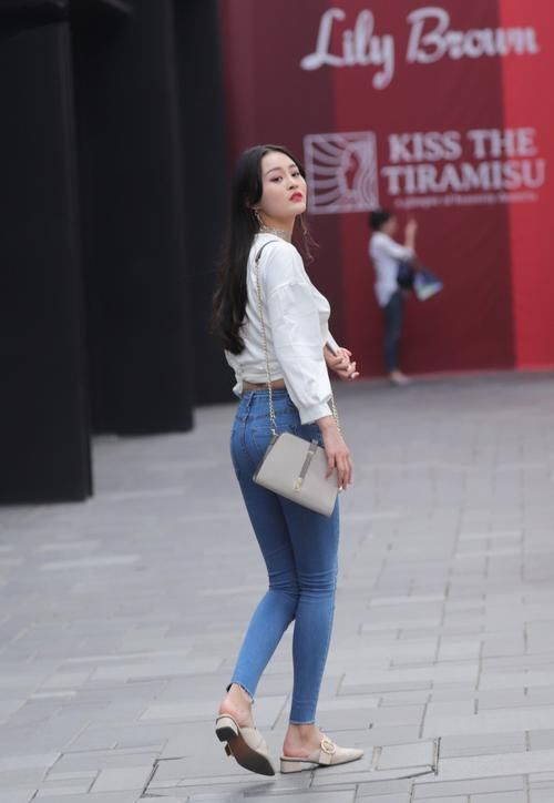 时尚|街拍小姐姐身穿的白色露脐衬衫设计,非常时尚大气