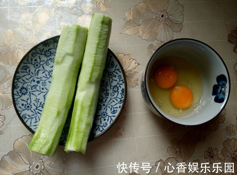 丝瓜|炒丝瓜，第1步不是先放油！大厨教你1招，翠绿不发黑，鲜嫩不出水