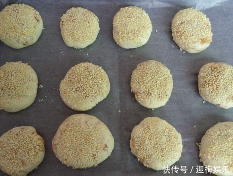 在家自制烧饼,和面有讲究,面要软油酥要香,比早餐店卖的还好吃