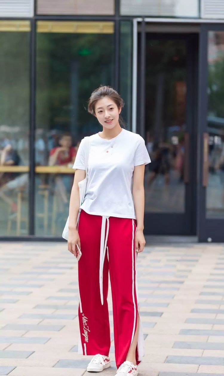 修身牛仔裤 貌美肤白的小姐姐,白色短袖搭配蓝色修身牛仔裤,展现女性风采