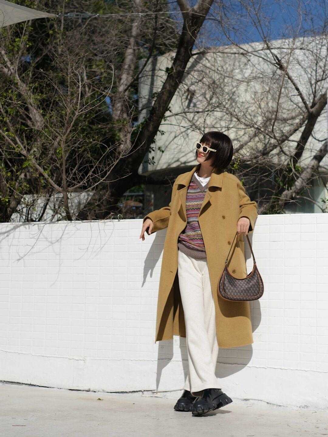 氛围感|圣诞装备可不止有红绿配,跟着博主这样穿,美得高级又与众不同