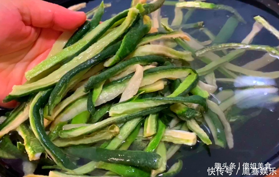 腌萝卜,万不可用白糖和米醋了,加它,萝卜鲜脆可口,放半年不坏