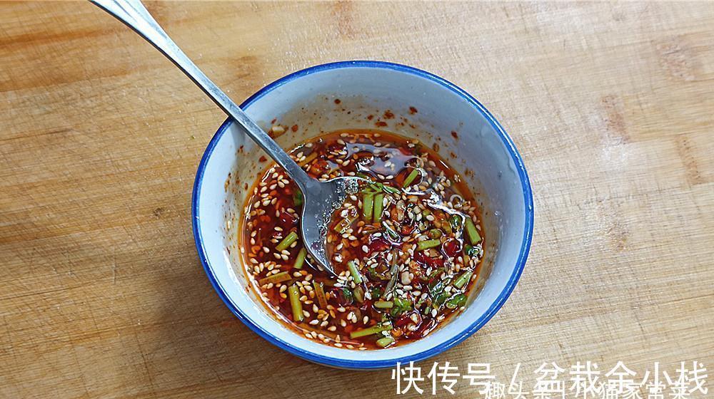 把鸡蛋和黄瓜一起凉拌来吃,味道香辣,爽口开胃,给肉都不换