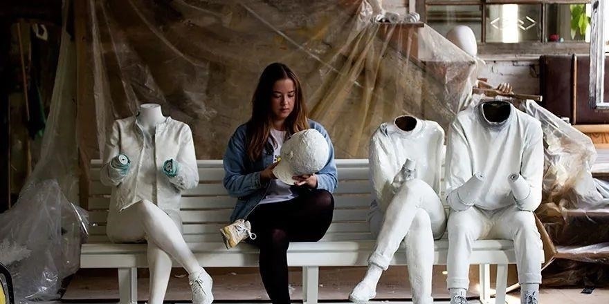 lucas&这位雕塑家的一个作品,让看到的人,戒掉对手机的依赖