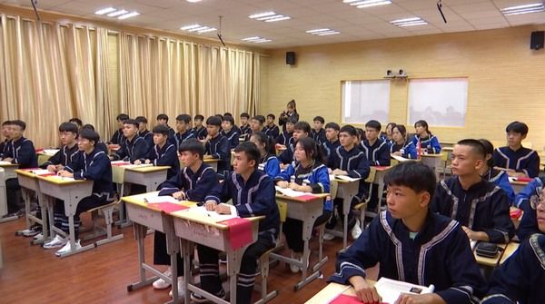 红歌！望谟县民族中学：“音乐+党课”传承红色基因