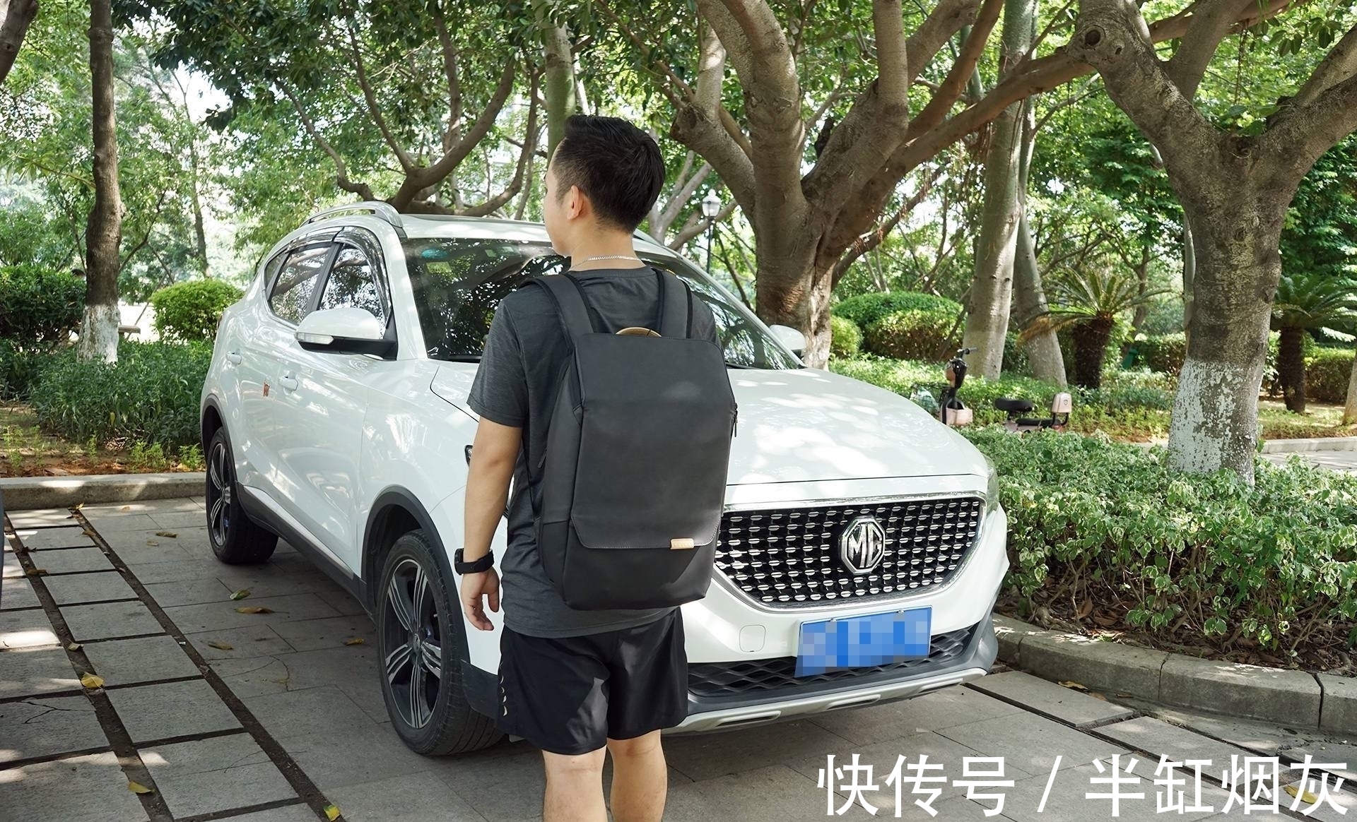 笔者 男人的背包就应该是这样有棱角,不复杂!第一眼就爱上了