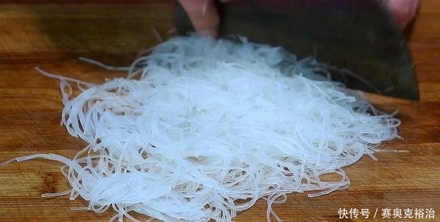春天蘿蔔這樣吃,打入3個雞蛋,不燉不炒,全家都愛吃
