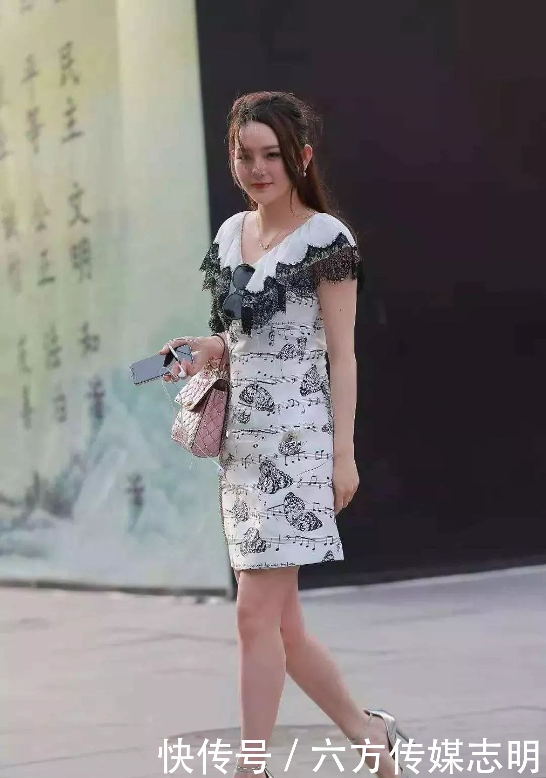 美女一双一字带高跟凉鞋,搭配出街更显出优雅的姿态