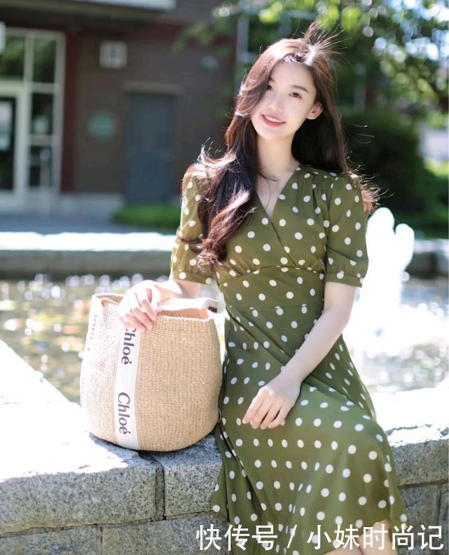 时尚博主|35岁后的女子穿什么才好看?优雅浪漫的穿搭就很精致,魅力四射