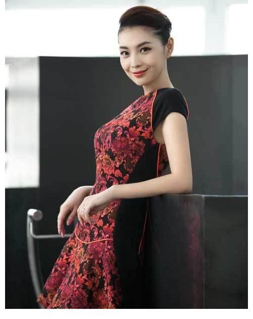 北京衛視主持人：栗坤