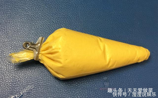 孩子们|两个鸡蛋，一杯玉米粉，教你做香甜松软玉米饼，孩子们抢着吃