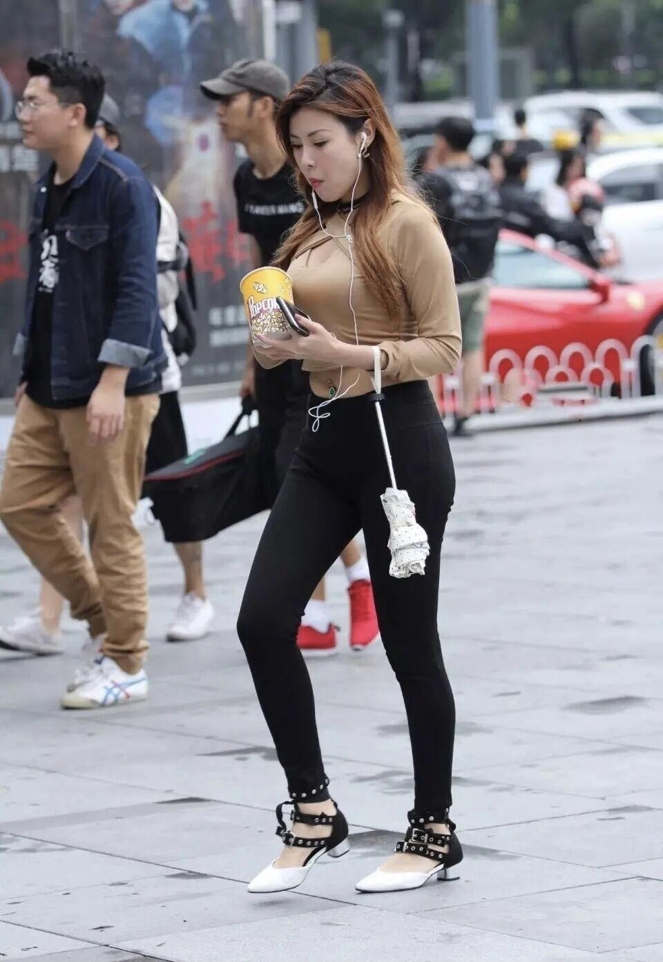 奔四的女人要注意,选择“小黑裤”,就等于远离了“大象腿”!