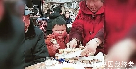 喜宴|旁若无人版,男孩喜宴上肘子不够吃,奶奶爱孙心切从邻桌又拿一盘