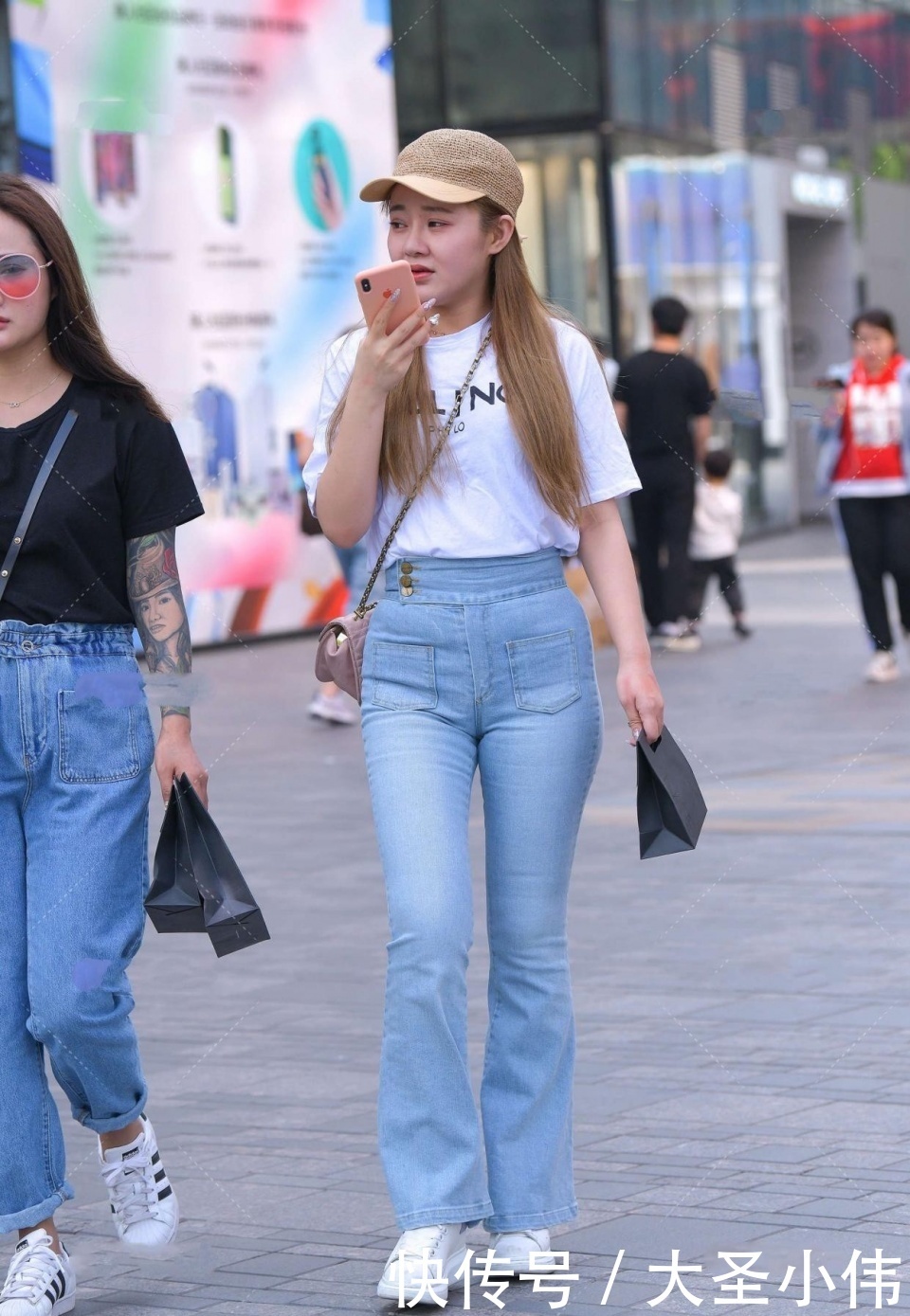 奶茶|美女街拍:身材非常完美又特别白的微胖小姐姐,真的好养眼,想帮她买杯奶茶